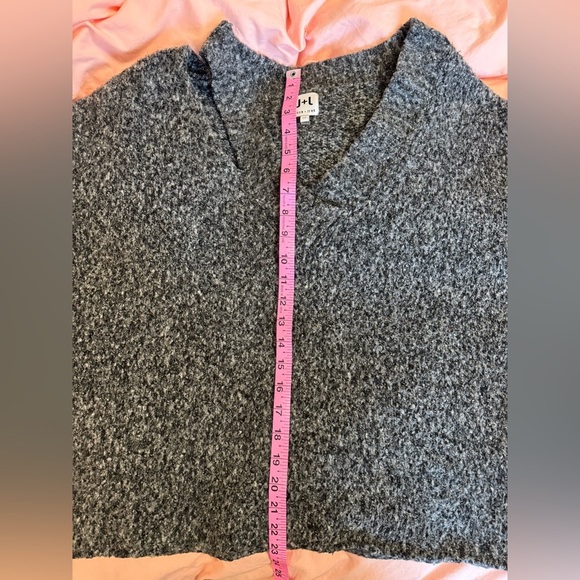 2/40 John + Jenn Grey V Neck Cutout Detail Sweater - Women’s Small - Picture 7 of 7